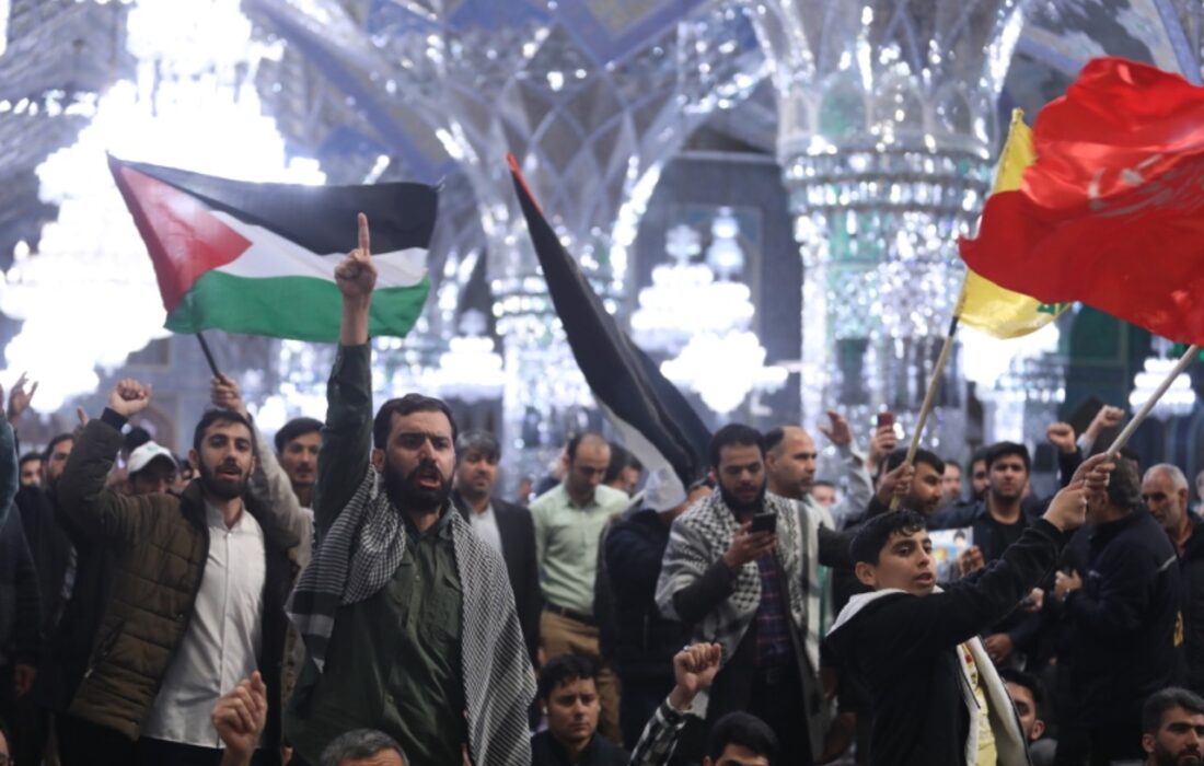 اسرائیلی پر میزائل اور ڈرون آپریشن شروع کرنے کی حمایت میں لوگوں کا حرم امام رضا(ع) میں عظیم اجتماع