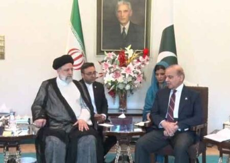 ایرانی صدر اور وزیر اعظم شہباز شریف کی ملاقات، دہشتگردی کیخلاف مشترکہ کوششوں پر اتفاق