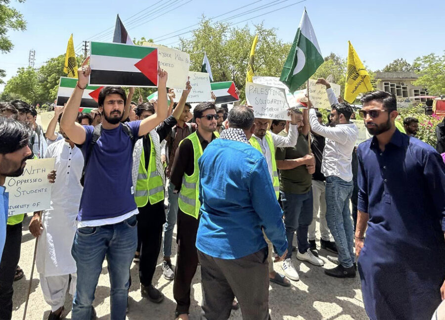 آئی ایس او کا امریکی طلباء کے حق میں جامعہ کراچی میں مارچ