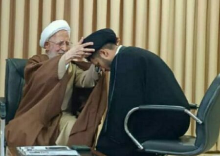 آیت الله العظمٰی جوادی آملی کے دستِ مبارک سے طلاب کی عمامہ گزاری