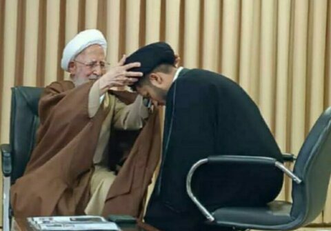 آیت الله العظمٰی جوادی آملی کے دستِ مبارک سے طلاب کی عمامہ گزاری