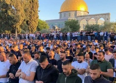 قبلہ اول میں 75 ہزار فلسطینیوں کی نمازِ جمعہ، قابض اسرائیل نے خطیبِ مسجد کو داخلے سے روک دیا