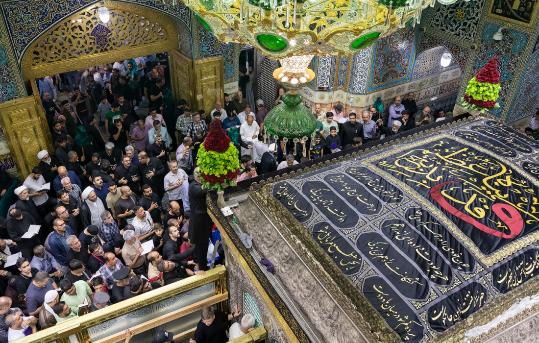 محرم الحرام کی مناسبت سے ضریح مطہر امام رضا(ع) پر نصب چادر کی تبدیلی کے مراسم
