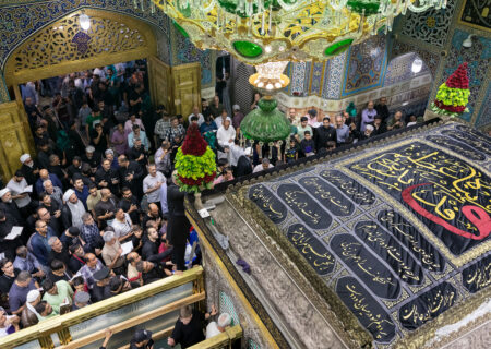 محرم الحرام کی مناسبت سے ضریح مطہر امام رضا(ع) پر نصب چادر کی تبدیلی کے مراسم