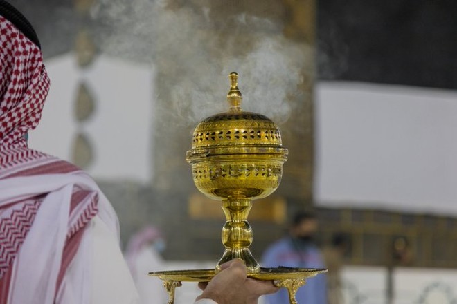 غسلِ کعبہ؛ عود، عرقِ گلاب اور بخوز کی خوشبوؤں سے بیت اللہ معطر