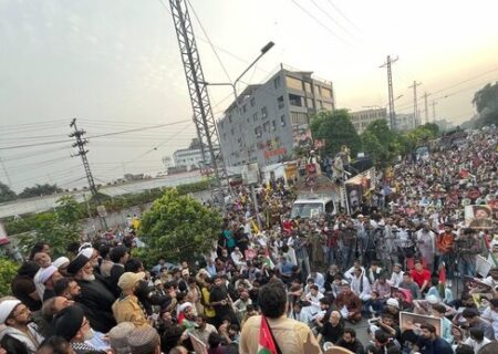 لاہور میں اسرائیل جارحیت کے خلاف امریکی قونصلیٹ کے سامنے احتجاجی ریلی