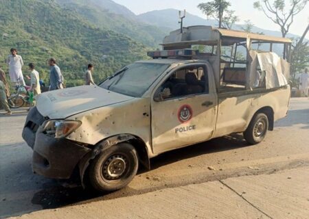 سوات میں سفارتکاروں کے قافلے میں شامل پولیس وین پر بم حملہ، سفارتکار بحفاظت اسلام آباد واپس پہنچ گئے