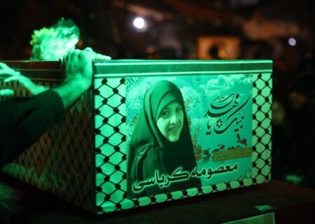 حرم امام رضا(ع) کے زائرین کا مزاحمتی محاذ کی پہلی ایرانی شہیدہ خاتون سے الوداع