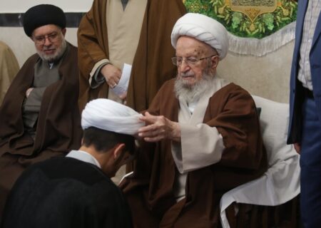 مراجع تقلید کی موجودگی میں جشن عید مبعث اور عمامہ گذاری کی تقاریب کا انعقاد