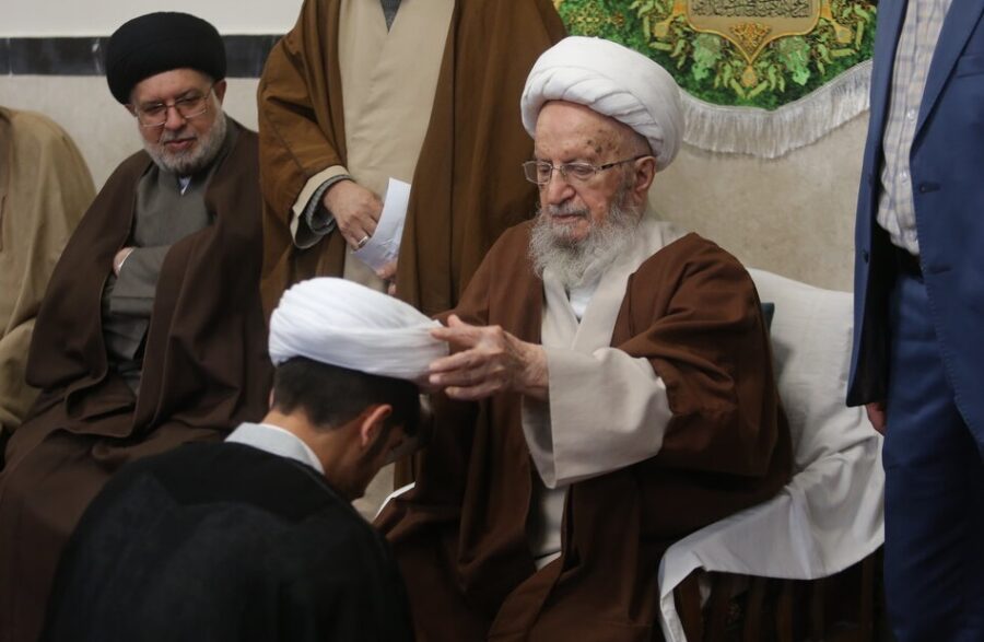 مراجع تقلید کی موجودگی میں جشن عید مبعث اور عمامہ گذاری کی تقاریب کا انعقاد