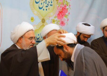 قم المقدسہ میں آیت اللہ اراکی کے دست مبارک سے طلاب کی عمامہ گذاری