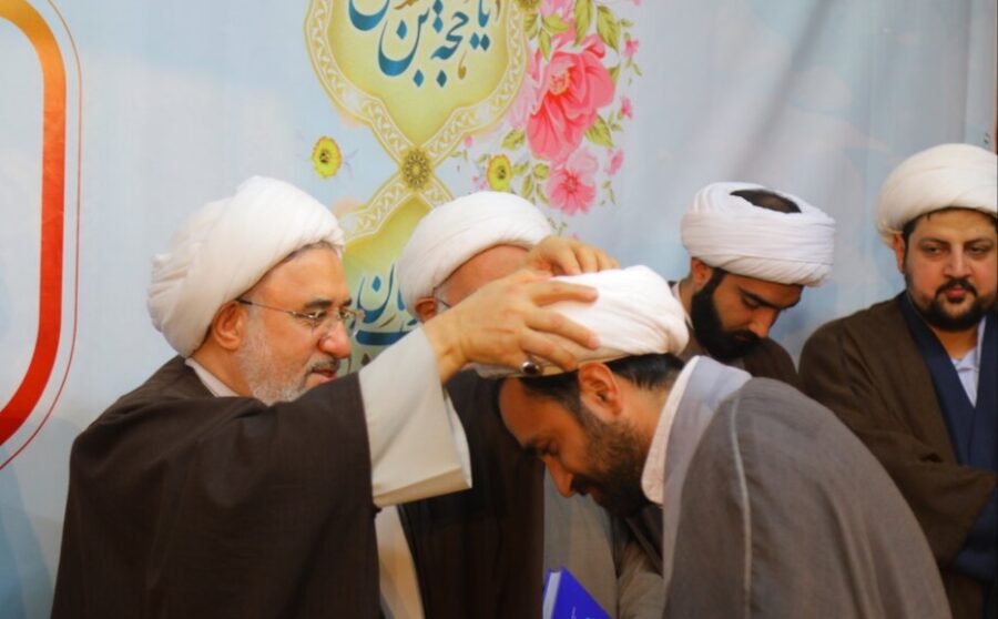 قم المقدسہ میں آیت اللہ اراکی کے دست مبارک سے طلاب کی عمامہ گذاری