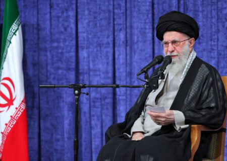 ملت ایران اس کے مقابلے میں پوری طاقت سے ڈٹ جائے گی جو یہ توقع رکھے گا کہ وہ امریکا کی تابع فرمان بن جائے، رہبر انقلاب اسلامی