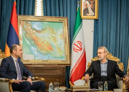 ایران رہبرانقلاب کے مشیر لاریجانی کی آرمینیائی ہم منصب سے گفتگو
