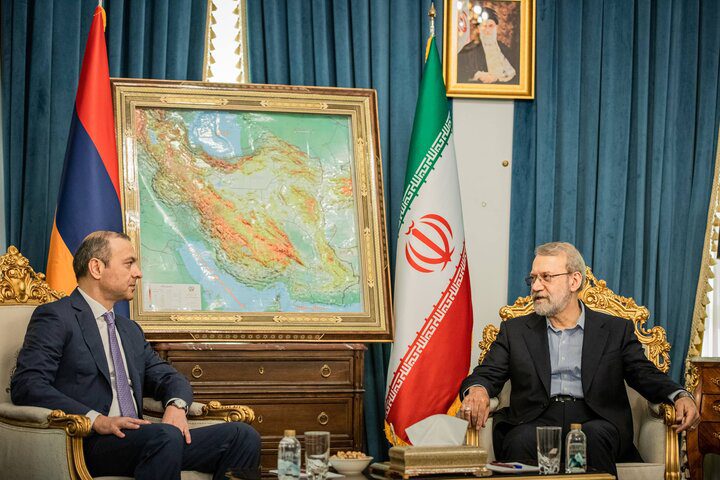 ایران رہبرانقلاب کے مشیر لاریجانی کی آرمینیائی ہم منصب سے گفتگو