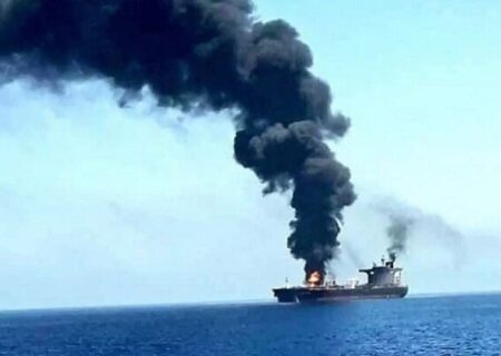 یمن کے ساحل کے قریب خلیج عدن میں بحری جہاز پر حملہ، آگ بھڑک اٹھی