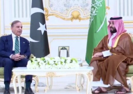 پاکستانی وزیراعظم کا ریاض پرتباک استقبال، سعودی ولی عہد سے ملاقات