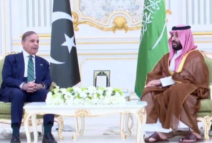 پاکستانی وزیراعظم کا ریاض پرتباک استقبال، سعودی ولی عہد سے ملاقات
