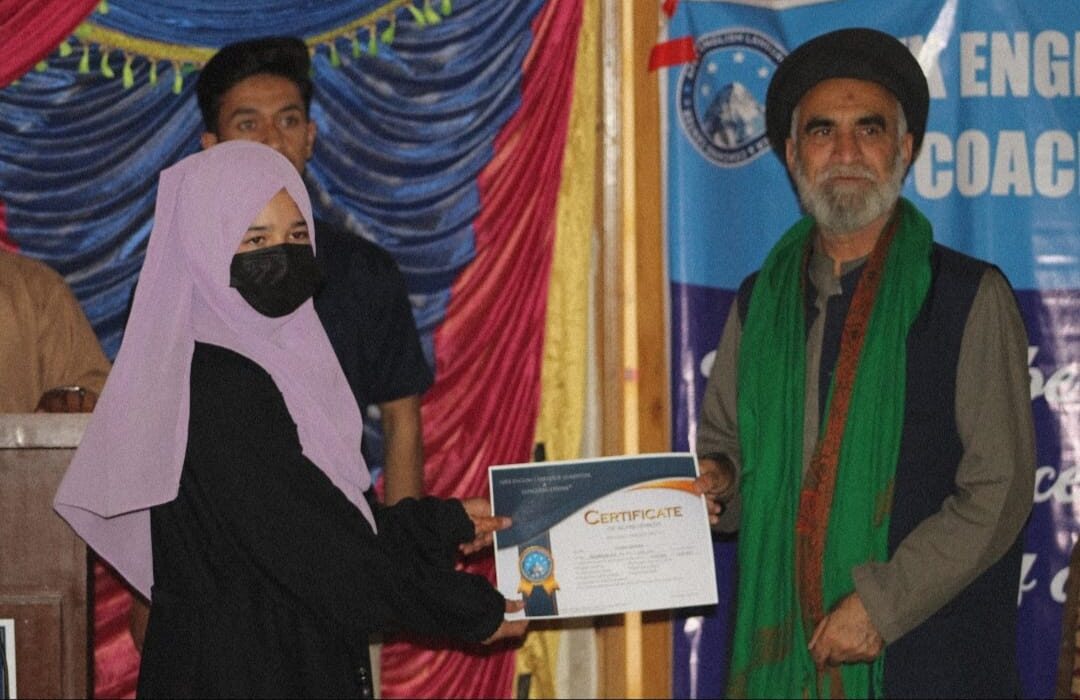 *ایپکس انگلش لینگویج اکیڈمی گمبہ کی جانب سے تقسیم اسناد کی پروقار تقریب