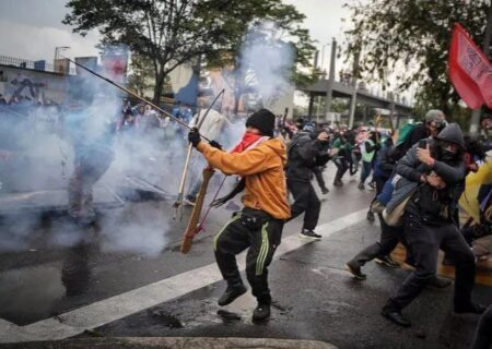 کولمبیا: فلسطینیوں کی حمایت میں مظاہرین کا امریکی سفارت خانے پر پٹرول بموں سے حملہ