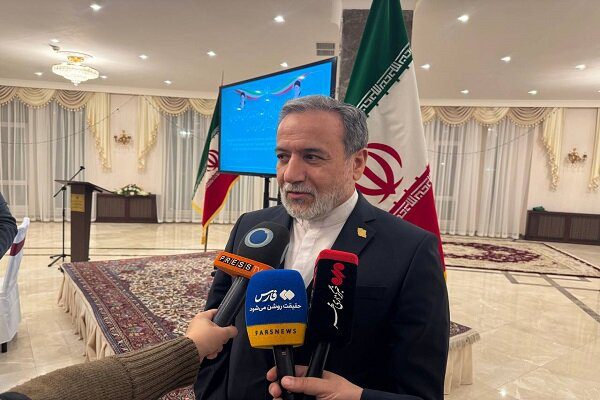 عراقچی کا دورہ بیلاروس مکمل: سیاسی اور اقتصادی شعبوں سمیت متعدد امور تعاون پر اتفاق