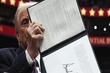 عالمی اعتماد متزلزل، امریکہ اب قابل بھروسہ شراکت دار کیوں نہیں رہا؟