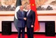 نائب وزیر اعظم اسحاق ڈار کی بیجنگ میں چینی وزیر خارجہ سے اہم ملاقات