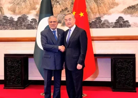 نائب وزیر اعظم اسحاق ڈار کی بیجنگ میں چینی وزیر خارجہ سے اہم ملاقات