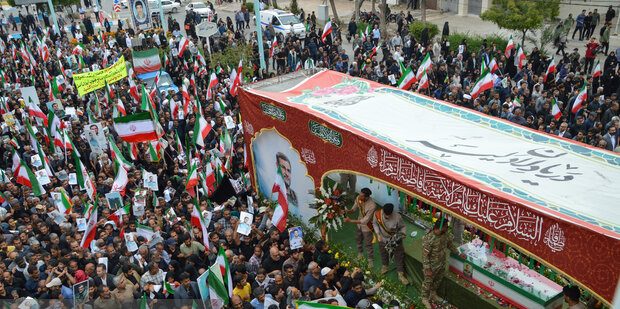 بندرعباس میں شہید علی رضا تنگسیری کی تشییع جنازہ؛ ہزاروں افراد کی شرکت