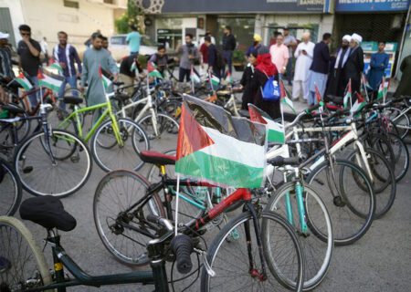 کراچی میں ’یکجہتی فلسطین، لبنان و ایران‘ سائیکل ریلی