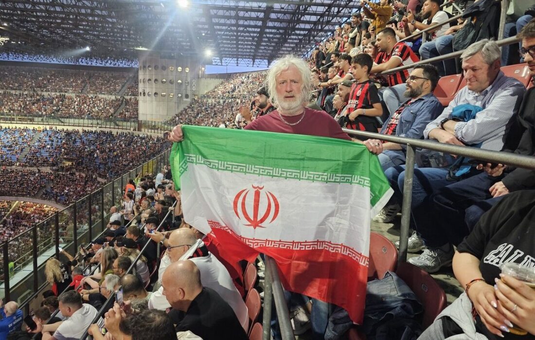 یورپی پارلیمنٹ کے سابق رکن کا اٹلی کے نیشنل اسٹیڈیم میں ایرانی پرچم لہرا کر، ایران کی حمایت کا اعلان