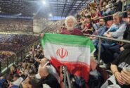 یورپی پارلیمنٹ کے سابق رکن کا اٹلی کے نیشنل اسٹیڈیم میں ایرانی پرچم لہرا کر، ایران کی حمایت کا اعلان
