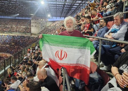 یورپی پارلیمنٹ کے سابق رکن کا اٹلی کے نیشنل اسٹیڈیم میں ایرانی پرچم لہرا کر، ایران کی حمایت کا اعلان
